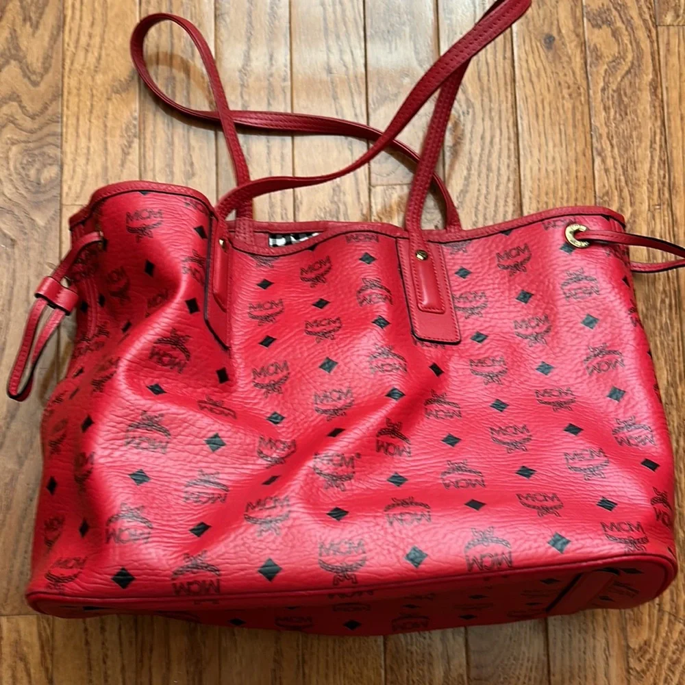Authentic MCM Visetos Reversible Liz Red - Picture 2 of 6